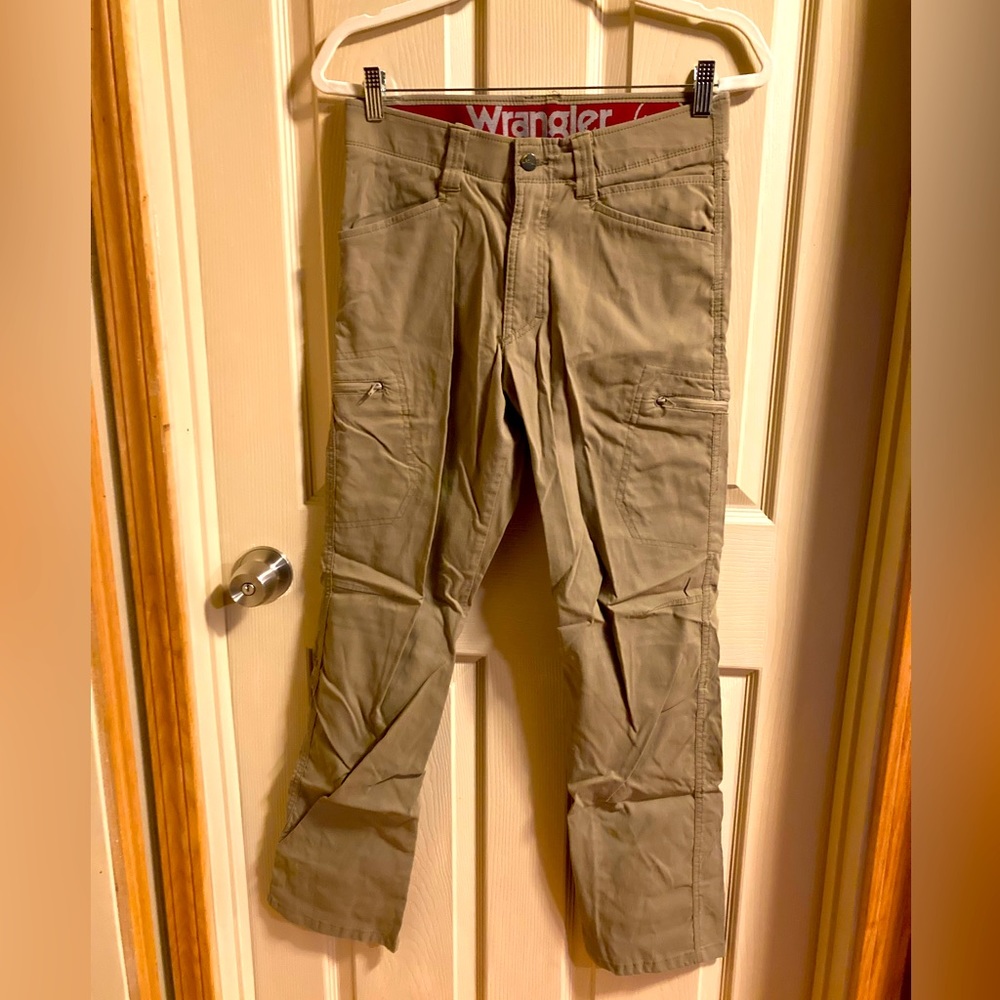 Men’s Wrangler khaki cargo pants, size 30/32